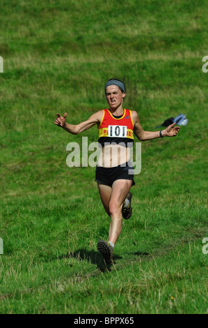 Signora fellrunner a competere in guide senior gara a Grasmere sport Foto Stock