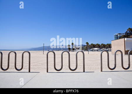 Portabiciclette e beach volley reti in California la famosa spiaggia di Santa Monica. Foto Stock