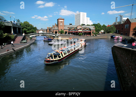 Una chiatta turistico passa Vecchio girate a incrocio a Birmingham canal network Foto Stock