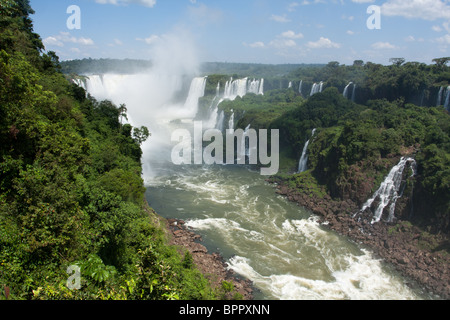 Iguaçu cascate Garganta do Diabo (Gola del Diavolo), Iguaçu National Park, Stato di Parana, Brasile Foto Stock