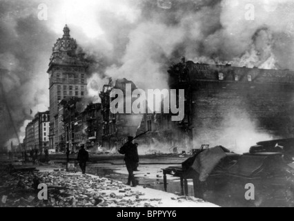 Fuoco su Market Street - Vista della strada di San Francisco, California, terremoto postumi dell'uomo con il pattugliamento con la pistola Foto Stock