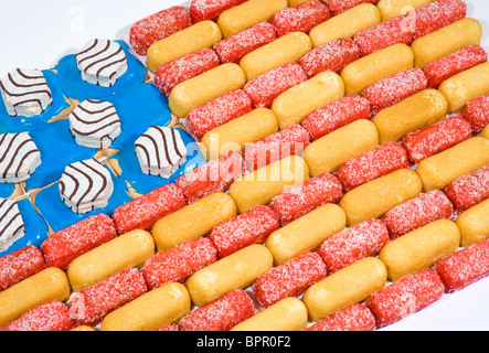 Una bandiera americana fatta di junk food items compresi Twinkies, Zingers e crostate di Pop. Foto Stock