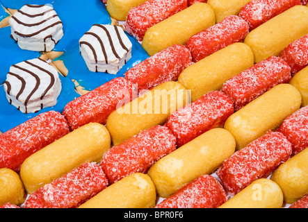 Una bandiera americana fatta di junk food items compresi Twinkies, Zingers e crostate di Pop. Foto Stock