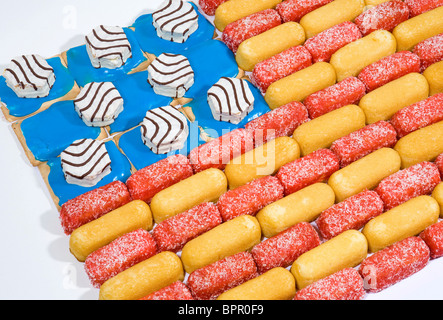 Una bandiera americana fatta di junk food items compresi Twinkies, Zingers e crostate di Pop. Foto Stock