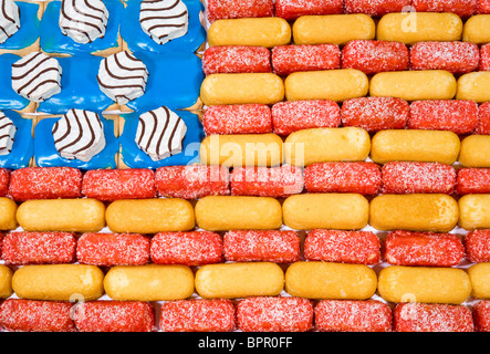 Una bandiera americana fatta di junk food items compresi Twinkies, Zingers e crostate di Pop. Foto Stock