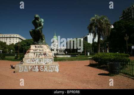 Il 15 marzo 2010; copia di Rodin "Pensatore' è coperto di graffiti in parte anteriore del Palacio del Congreso a Buenos Aires, Argentina. Foto Stock