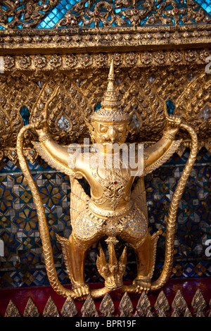 Oro statua Kinnara, il Tempio del Buddha di Smeraldo, Wat Phra Kaeo, il Grand Palace, Bangkok, Thailandia Foto Stock