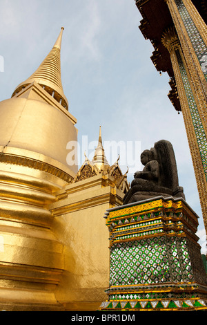 Pietra di Buddha Phra Mondop edificio e chedi dorato, il Grand Palace, Bangkok, Thailandia Foto Stock