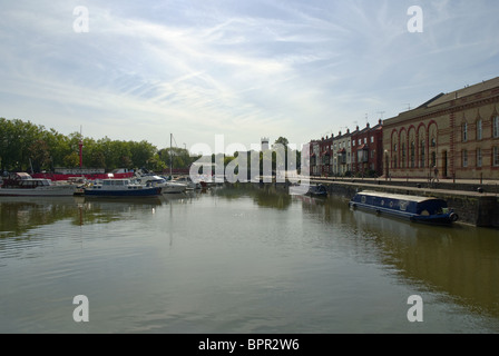 Posti barca in una zona residenziale a Bristol il Floating Harbour Foto Stock