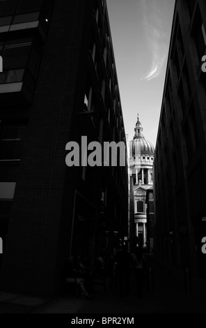 La ricerca di un vicolo del Paternoster square sviluppo alla Cattedrale di St Paul, città di Londra, Regno Unito Foto Stock