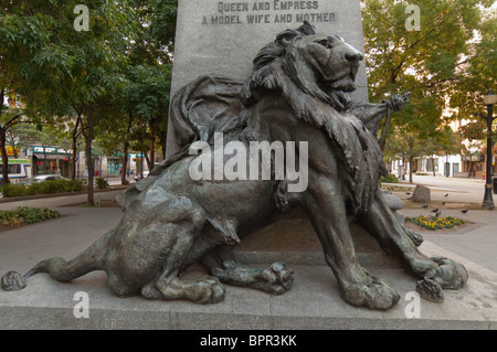 Cloe-up del leone alla base della statua della regina Victoria in Gore Park, Hamilton, Ontario, Canada. Foto Stock