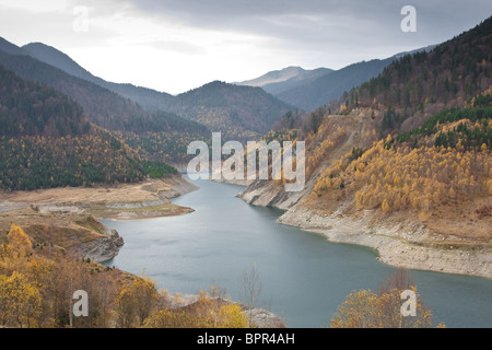 Gura Apei lago di accumulo in Retezat montagne, Romania. Foto Stock