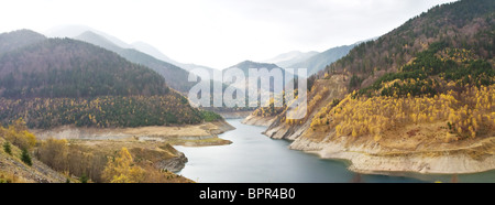 Gura Apei lago di accumulo in Retezat montagne, Romania. Foto Stock