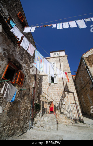 DUBROVNIK, Croazia. Una strada con biancheria stesa ad asciugare nel paese vecchio di Dubrovnik. Foto Stock