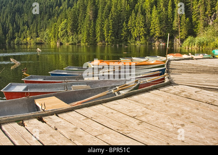 Imbarcazioni al Lago Rosso in Romania Foto Stock