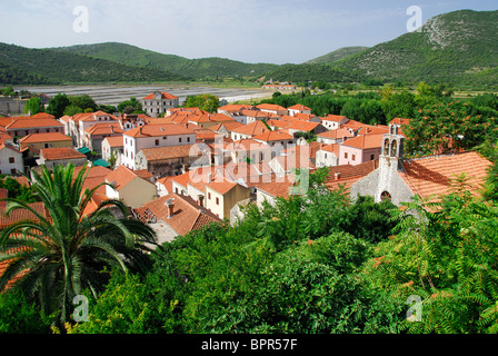 La Croazia. Una vista della città di Ston, con saline dietro, sulla penisola di Peljesac. Foto Stock