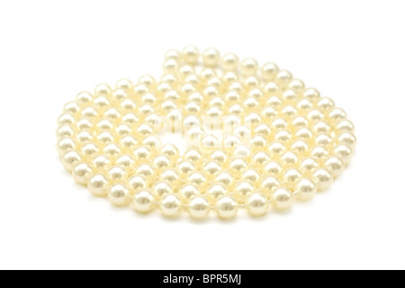 Collana di perle isolato su bianco. Foto Stock