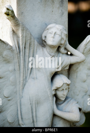 Angelo statue / incisioni su pietra grave Foto Stock