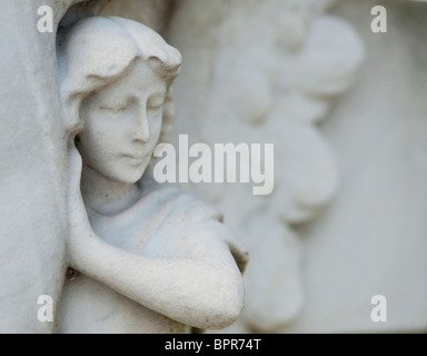 Angelo statue / incisioni su pietra grave Foto Stock