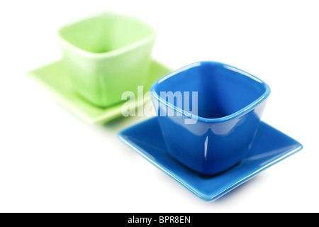 Tazze colorate isolato su bianco. Foto Stock
