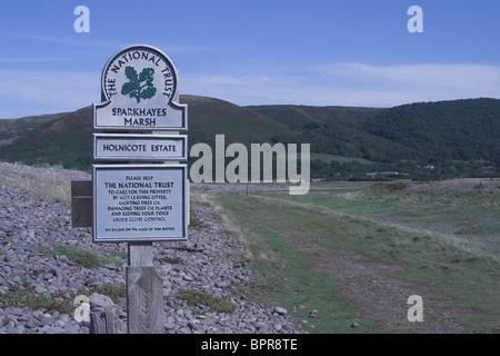 Il National Trust signmfor Sparkhayes Marsh, dietro Porlock Beach, Somerset. Regno Unito Foto Stock