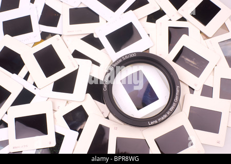 Pila di 35mm diapositive con visualizzazione loupe Foto Stock