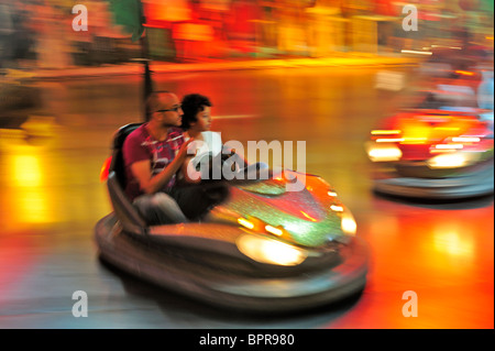 Sul dodgems (paraurti di automobili) in una fiera di notte. Motion Blur utilizzato per dare un senso di azione e la velocità. Foto Stock