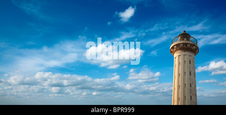 Vecchio faro nel cielo blu Foto Stock