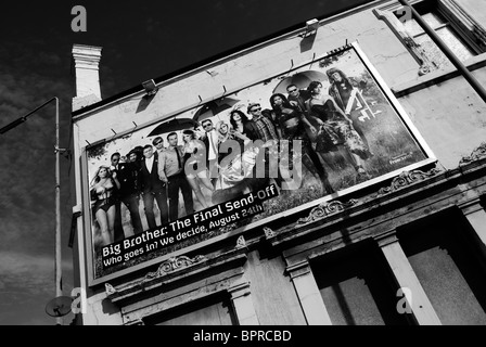 I cartelloni postato sul lato della chiusa e decadendo vecchio dominio public house sul Dock Road in Liverpool. Foto Stock