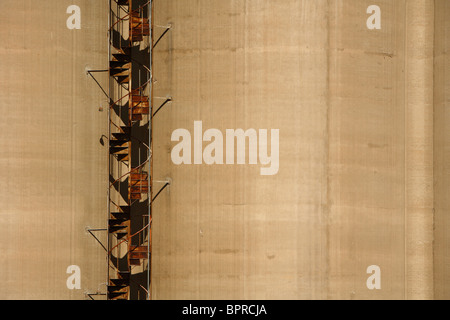 Arrugginita scala a spirale che si arrampica la parte esterna di un grande silo di cemento nel centro cittadino di Charleston, WV. Foto Stock