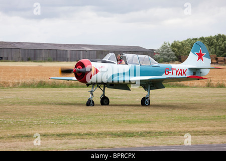 Yakovlev Yak-52 'Betsy' G-TYAK rullaggio lungo la pista di atterraggio di Aviosuperficie Breighton Foto Stock
