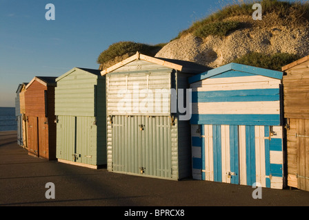 Capanne in spiaggia chiuse, fine stagione. Westgate on Sea Kent Inghilterra anni '2007 2000 UK HOMER SYKES Foto Stock