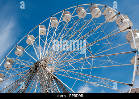 Guardando verso l'alto un Ferries ruota o ruota grande contro un cielo blu al grande vapore Dorset fair 2010, Inghilterra Foto Stock