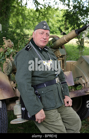 Un WW2 Rievocazione Storica elemento maschio di indossare l'uniforme di un SS depositata il soldato di polizia Foto Stock