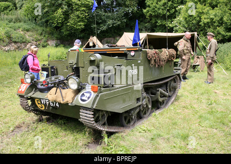 Un WW2 Universale o Bren Gun carrier ad un accampamento britannico durante una rievocazione storica weekend Foto Stock