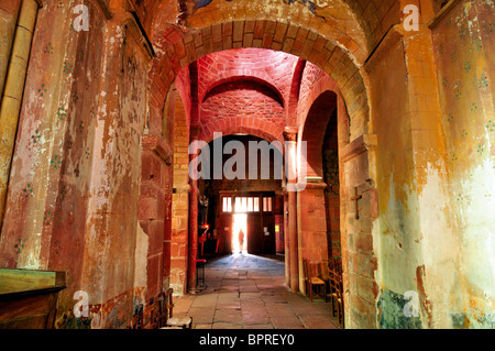 Francia: Interno della chiesa parrocchiale medievale di St Pierre a Collonges-la-Rouge Foto Stock