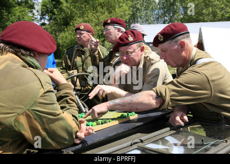 WW2 Rievocazione Storica membri indossano l'uniforme di uomini dal reggimento paracadutisti discutere le tattiche prima di una battaglia simulata Foto Stock