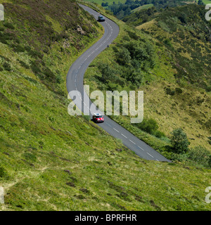 Strada tortuosa sul versante della montagna. Auvergne, Francia. Foto Stock