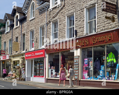 Negozi negozi negozi a Grange Over Sands Cumbria England UK United Regno Unito Gran Bretagna GB Foto Stock