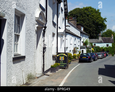 Auto parcheggiate all'esterno della casa pubblica del bar Cavendis Arms In estate Cartmel villaggio Cumbria Inghilterra Regno Unito Gran Bretagna Regno Unito GB Foto Stock