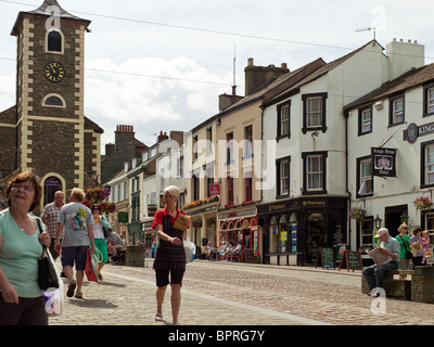 Persone turisti visitatori alla Moot Hall Market Square in Estate Keswick Cumbria Inghilterra Regno Unito Gran Bretagna GB Foto Stock