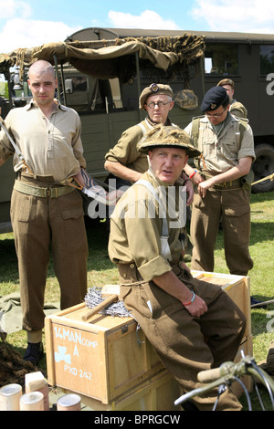 WW2 Rievocazione Storica deputati maschi di indossare l'uniforme di uomini provenienti dall esercito britannico Foto Stock