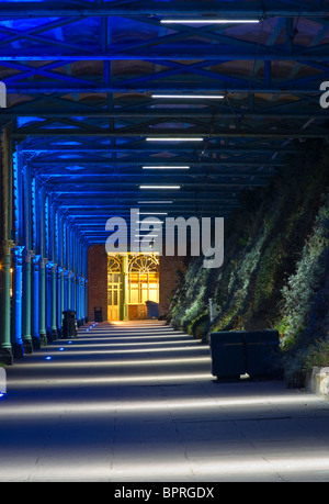 Unità di Madeira passerella illuminata di notte Brighton East Sussex England Foto Stock