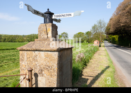 Xviii secolo fingerpost accanto alla B4077 Stow a Tewkesbury road a Toddington, Gloucestershire Foto Stock