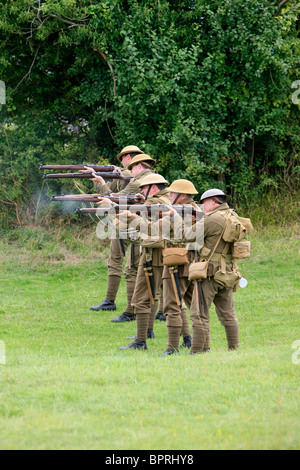 Gruppo di WW1 British rievocazione gruppo dimostrare l'utilizzo del Lee Enfield fucile di servizio in una simulazione di plotone di esecuzione Foto Stock