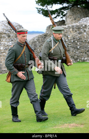 Maschio gruppo di rievocazione soldati di indossare l'uniforme di un WW1esercito imperiale tedesco fante Foto Stock