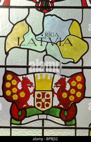 Carlisle, St Cuthberts Chiesa, mappa della Lettonia in vetro colorato, donati da rifugiati lettone Cumbria Inghilterra Inglese Regno Unito mappe della finestra Foto Stock