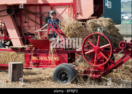 Vintage di trebbiatura e imballando macchine presso la grande Dorset vapore fair 2010, Inghilterra Foto Stock