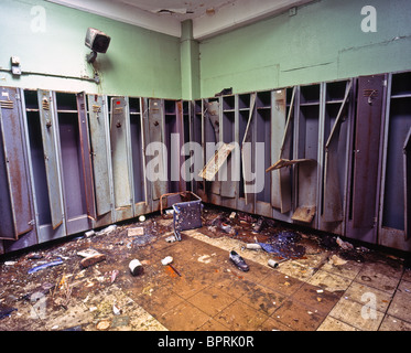 Un disordinato abbandonati vecchio abbandonato Locker room a abm louth lincolnshire Foto Stock