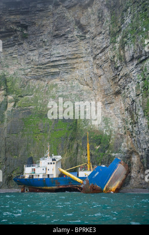 Cargo russo, devastata e rotte su scogliere di uccello, Isola di Bear, il Mare di Barents, Norvegia Foto Stock